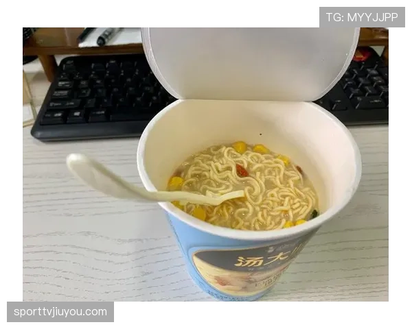 刷到冯彦哲半夜吃泡面，镜头里那只名牌包比泡面还抢镜，生活反差有点疯